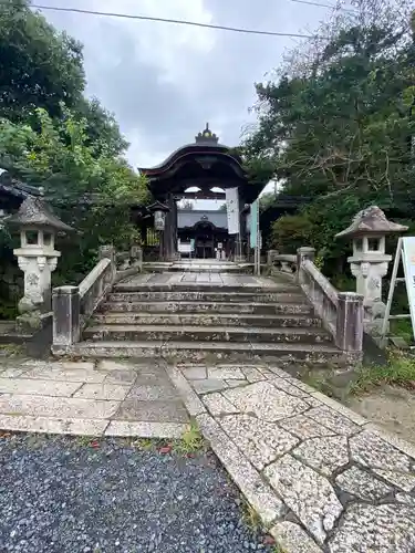 三尾神社の山門