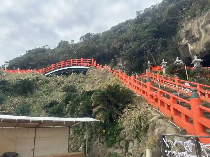 鵜戸神宮の{uncategorized: "未分類", other: "その他", undefined: "問題あり", building: "その他建物", grave: "お墓", sacred_gate: "鳥居", guardian: "狛犬", statue: "像", buddha: "仏像", history: "歴史", nature: "自然", garden: "庭園", animal: "動物", pagoda: "塔", temizu: "手水舎", mountain_gate: "山門・神門", sanctuary: "本殿・本堂", subordinate: "末社・摂社", art: "芸術", scenery: "景色", jizo: "地蔵", ema: "絵馬", goshuin: "御朱印", omikuji: "おみくじ", items: "授与品その他", amulet: "お守り", goshuincho: "御朱印帳", eats: "食事", festival: "お祭り", votive_dance: "神楽", shichigosan: "七五三参", wedding: "結婚式", experience: "体験その他", initially: "初詣", around: "周辺", anti_infection: "感染症対策"}