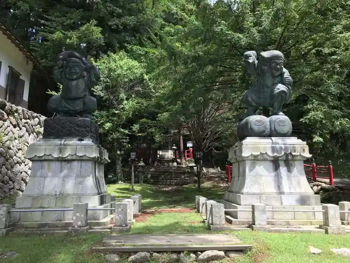 金華山黄金山神社の像