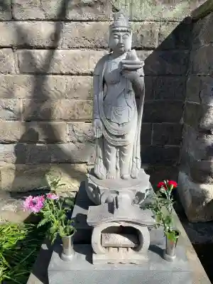 願行寺の{uncategorized: "未分類", other: "その他", undefined: "問題あり", building: "その他建物", grave: "お墓", sacred_gate: "鳥居", guardian: "狛犬", statue: "像", buddha: "仏像", history: "歴史", nature: "自然", garden: "庭園", animal: "動物", pagoda: "塔", temizu: "手水舎", mountain_gate: "山門・神門", sanctuary: "本殿・本堂", subordinate: "末社・摂社", art: "芸術", scenery: "景色", jizo: "地蔵", ema: "絵馬", goshuin: "御朱印", omikuji: "おみくじ", items: "授与品その他", amulet: "お守り", goshuincho: "御朱印帳", eats: "食事", festival: "お祭り", votive_dance: "神楽", shichigosan: "七五三参", wedding: "結婚式", experience: "体験その他", initially: "初詣", around: "周辺", anti_infection: "感染症対策"}