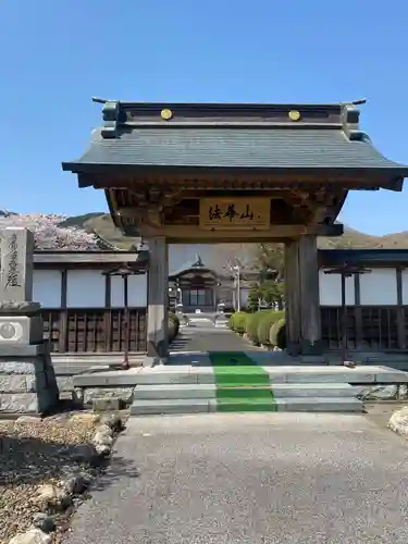 信行寺の山門