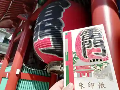 朱塗りの山門に映える白い御朱印帳を拝受しました。
蒔絵の手法で表紙に雷門が描かれ、手で撫でると盛り上がっています。
大判御朱印帳です。
お寺さん専用御朱印帳にします。