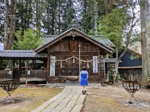 育良神社の本殿