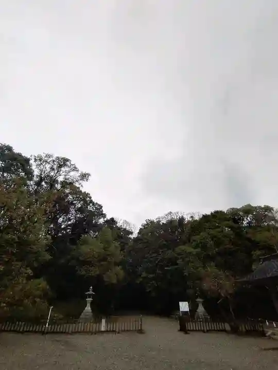 日前神宮・國懸神宮の{uncategorized: "未分類", other: "その他", undefined: "問題あり", building: "その他建物", grave: "お墓", sacred_gate: "鳥居", guardian: "狛犬", statue: "像", buddha: "仏像", history: "歴史", nature: "自然", garden: "庭園", animal: "動物", pagoda: "塔", temizu: "手水舎", mountain_gate: "山門・神門", sanctuary: "本殿・本堂", subordinate: "末社・摂社", art: "芸術", scenery: "景色", jizo: "地蔵", ema: "絵馬", goshuin: "御朱印", omikuji: "おみくじ", items: "授与品その他", amulet: "お守り", goshuincho: "御朱印帳", eats: "食事", festival: "お祭り", votive_dance: "神楽", shichigosan: "七五三参", wedding: "結婚式", experience: "体験その他", initially: "初詣", around: "周辺", anti_infection: "感染症対策"}