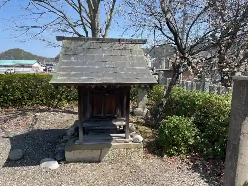 下多良神社の{uncategorized: "未分類", other: "その他", undefined: "問題あり", building: "その他建物", grave: "お墓", sacred_gate: "鳥居", guardian: "狛犬", statue: "像", buddha: "仏像", history: "歴史", nature: "自然", garden: "庭園", animal: "動物", pagoda: "塔", temizu: "手水舎", mountain_gate: "山門・神門", sanctuary: "本殿・本堂", subordinate: "末社・摂社", art: "芸術", scenery: "景色", jizo: "地蔵", ema: "絵馬", goshuin: "御朱印", omikuji: "おみくじ", items: "授与品その他", amulet: "お守り", goshuincho: "御朱印帳", eats: "食事", festival: "お祭り", votive_dance: "神楽", shichigosan: "七五三参", wedding: "結婚式", experience: "体験その他", initially: "初詣", around: "周辺", anti_infection: "感染症対策"}
