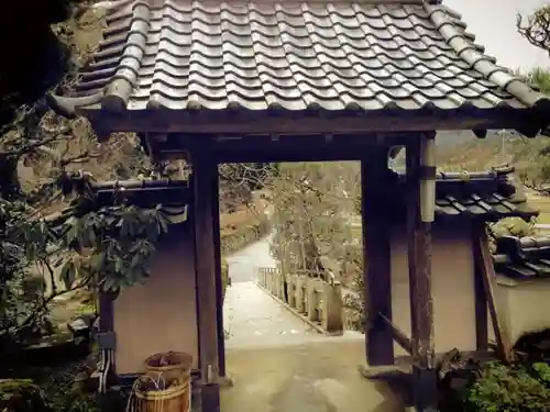 谷性寺の山門