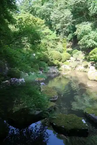 仏法紹隆寺の庭園