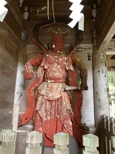 真山神社の像