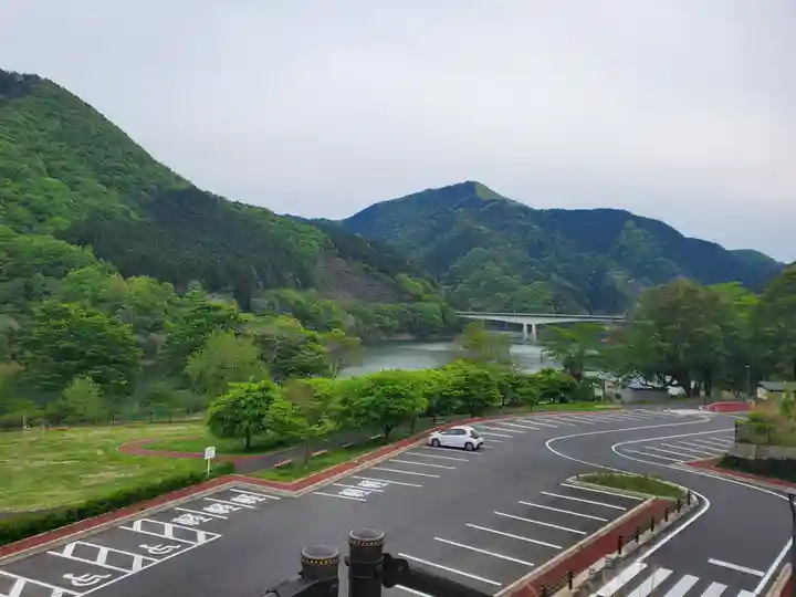皆沢八幡宮本殿の景色