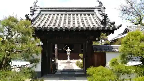 平隆寺の山門