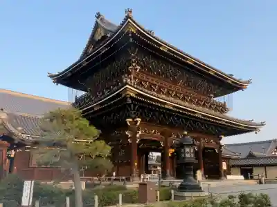 東本願寺（真宗本廟）の{uncategorized: "未分類", other: "その他", undefined: "問題あり", building: "その他建物", grave: "お墓", sacred_gate: "鳥居", guardian: "狛犬", statue: "像", buddha: "仏像", history: "歴史", nature: "自然", garden: "庭園", animal: "動物", pagoda: "塔", temizu: "手水舎", mountain_gate: "山門・神門", sanctuary: "本殿・本堂", subordinate: "末社・摂社", art: "芸術", scenery: "景色", jizo: "地蔵", ema: "絵馬", goshuin: "御朱印", omikuji: "おみくじ", items: "授与品その他", amulet: "お守り", goshuincho: "御朱印帳", eats: "食事", festival: "お祭り", votive_dance: "神楽", shichigosan: "七五三参", wedding: "結婚式", experience: "体験その他", initially: "初詣", around: "周辺", anti_infection: "感染症対策"}