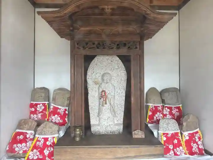 地蔵堂 (みよし野広場)の{uncategorized: "未分類", other: "その他", undefined: "問題あり", building: "その他建物", grave: "お墓", sacred_gate: "鳥居", guardian: "狛犬", statue: "像", buddha: "仏像", history: "歴史", nature: "自然", garden: "庭園", animal: "動物", pagoda: "塔", temizu: "手水舎", mountain_gate: "山門・神門", sanctuary: "本殿・本堂", subordinate: "末社・摂社", art: "芸術", scenery: "景色", jizo: "地蔵", ema: "絵馬", goshuin: "御朱印", omikuji: "おみくじ", items: "授与品その他", amulet: "お守り", goshuincho: "御朱印帳", eats: "食事", festival: "お祭り", votive_dance: "神楽", shichigosan: "七五三参", wedding: "結婚式", experience: "体験その他", initially: "初詣", around: "周辺", anti_infection: "感染症対策"}