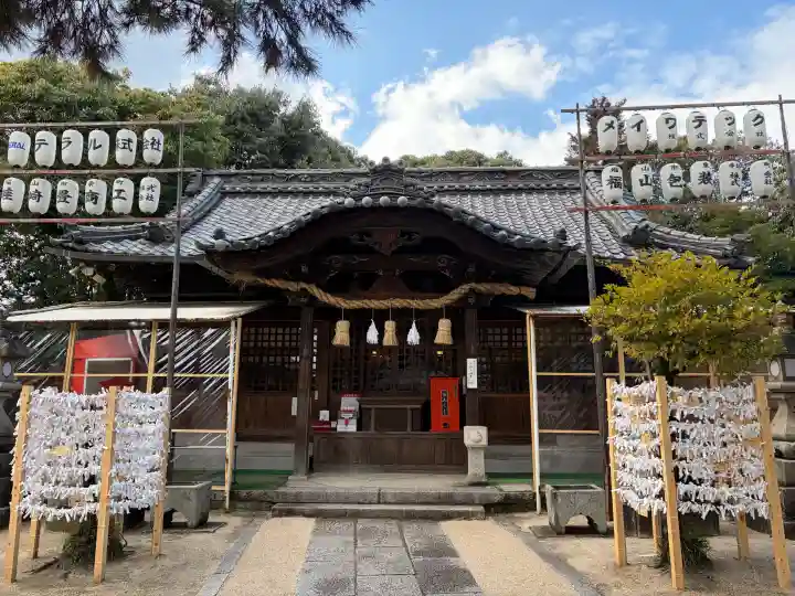三蔵稲荷神社の{uncategorized: "未分類", other: "その他", undefined: "問題あり", building: "その他建物", grave: "お墓", sacred_gate: "鳥居", guardian: "狛犬", statue: "像", buddha: "仏像", history: "歴史", nature: "自然", garden: "庭園", animal: "動物", pagoda: "塔", temizu: "手水舎", mountain_gate: "山門・神門", sanctuary: "本殿・本堂", subordinate: "末社・摂社", art: "芸術", scenery: "景色", jizo: "地蔵", ema: "絵馬", goshuin: "御朱印", omikuji: "おみくじ", items: "授与品その他", amulet: "お守り", goshuincho: "御朱印帳", eats: "食事", festival: "お祭り", votive_dance: "神楽", shichigosan: "七五三参", wedding: "結婚式", experience: "体験その他", initially: "初詣", around: "周辺", anti_infection: "感染症対策"}
