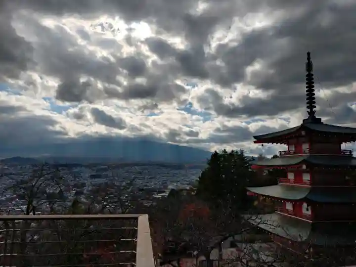 新倉富士浅間神社の{uncategorized: "未分類", other: "その他", undefined: "問題あり", building: "その他建物", grave: "お墓", sacred_gate: "鳥居", guardian: "狛犬", statue: "像", buddha: "仏像", history: "歴史", nature: "自然", garden: "庭園", animal: "動物", pagoda: "塔", temizu: "手水舎", mountain_gate: "山門・神門", sanctuary: "本殿・本堂", subordinate: "末社・摂社", art: "芸術", scenery: "景色", jizo: "地蔵", ema: "絵馬", goshuin: "御朱印", omikuji: "おみくじ", items: "授与品その他", amulet: "お守り", goshuincho: "御朱印帳", eats: "食事", festival: "お祭り", votive_dance: "神楽", shichigosan: "七五三参", wedding: "結婚式", experience: "体験その他", initially: "初詣", around: "周辺", anti_infection: "感染症対策"}