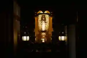 結縁灌頂(けちえんかんじょう)とは
ほとけ様の世界を表す曼荼羅(まんだら)に向かって華を投ずることにより、ほとけ様と縁を結び《結縁》、導師様から岩屋寺のご本尊である千手観音の智慧の水を頭の頂より注いで《灌頂》いただくことによって、皆さんの心の中に元々持っていらっしゃるほとけ様の心と智慧を導き開く儀式です。
この儀式を受ける事でほとけ様との尊いご縁に触れていただき、ほとけ様と歩む心穏やかな日常がおくれる事を祈願致します。
密教儀式の灌頂には他に伝法灌頂(でんぽうかんじょう)、学修灌頂(がくしゅかんじょう)がありますが、これらは加行を終えた僧侶のみしか受ける事が出来ません。
結縁灌頂は僧侶以外が受ける事の出来る唯一の灌頂儀式となっています。
貴重な密教儀式を、この機会に是非体験下さい。
千手観音が守護尊である子年生まれの方にも多く受けていただいております。
令和3年度
11月28日(日)
第一座 9:00~
第二座 10:00~
第三座 11:00~
第四座 13:00~
第五座 14:00~
第六座 15:00~
入壇料 8,000円
ご予約は、岩屋寺寺務所までお電話いただくか、公式サイト内、特設ページ(https://www.iwayaji.jp/kechienkanjyo)よりお申し込み下さい。