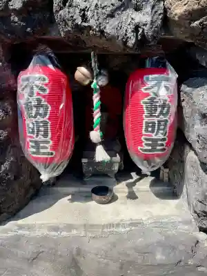 はね瀧道了尊の{uncategorized: "未分類", other: "その他", undefined: "問題あり", building: "その他建物", grave: "お墓", sacred_gate: "鳥居", guardian: "狛犬", statue: "像", buddha: "仏像", history: "歴史", nature: "自然", garden: "庭園", animal: "動物", pagoda: "塔", temizu: "手水舎", mountain_gate: "山門・神門", sanctuary: "本殿・本堂", subordinate: "末社・摂社", art: "芸術", scenery: "景色", jizo: "地蔵", ema: "絵馬", goshuin: "御朱印", omikuji: "おみくじ", items: "授与品その他", amulet: "お守り", goshuincho: "御朱印帳", eats: "食事", festival: "お祭り", votive_dance: "神楽", shichigosan: "七五三参", wedding: "結婚式", experience: "体験その他", initially: "初詣", around: "周辺", anti_infection: "感染症対策"}