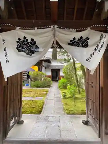 尊陽院の山門・神門