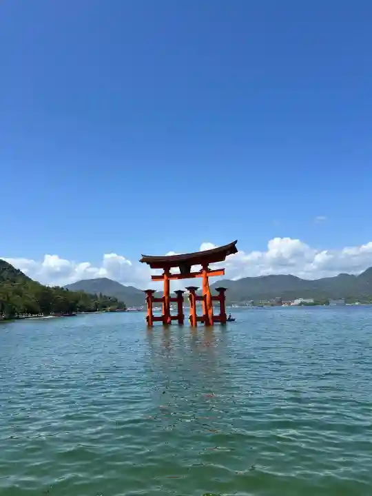 厳島神社の{uncategorized: "未分類", other: "その他", undefined: "問題あり", building: "その他建物", grave: "お墓", sacred_gate: "鳥居", guardian: "狛犬", statue: "像", buddha: "仏像", history: "歴史", nature: "自然", garden: "庭園", animal: "動物", pagoda: "塔", temizu: "手水舎", mountain_gate: "山門・神門", sanctuary: "本殿・本堂", subordinate: "末社・摂社", art: "芸術", scenery: "景色", jizo: "地蔵", ema: "絵馬", goshuin: "御朱印", omikuji: "おみくじ", items: "授与品その他", amulet: "お守り", goshuincho: "御朱印帳", eats: "食事", festival: "お祭り", votive_dance: "神楽", shichigosan: "七五三参", wedding: "結婚式", experience: "体験その他", initially: "初詣", around: "周辺", anti_infection: "感染症対策"}