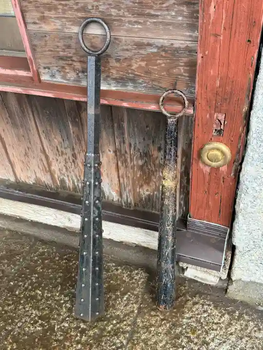 鬼鎮神社の{uncategorized: "未分類", other: "その他", undefined: "問題あり", building: "その他建物", grave: "お墓", sacred_gate: "鳥居", guardian: "狛犬", statue: "像", buddha: "仏像", history: "歴史", nature: "自然", garden: "庭園", animal: "動物", pagoda: "塔", temizu: "手水舎", mountain_gate: "山門・神門", sanctuary: "本殿・本堂", subordinate: "末社・摂社", art: "芸術", scenery: "景色", jizo: "地蔵", ema: "絵馬", goshuin: "御朱印", omikuji: "おみくじ", items: "授与品その他", amulet: "お守り", goshuincho: "御朱印帳", eats: "食事", festival: "お祭り", votive_dance: "神楽", shichigosan: "七五三参", wedding: "結婚式", experience: "体験その他", initially: "初詣", around: "周辺", anti_infection: "感染症対策"}