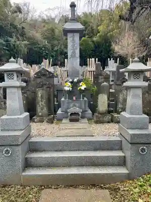 本乗寺の{uncategorized: "未分類", other: "その他", undefined: "問題あり", building: "その他建物", grave: "お墓", sacred_gate: "鳥居", guardian: "狛犬", statue: "像", buddha: "仏像", history: "歴史", nature: "自然", garden: "庭園", animal: "動物", pagoda: "塔", temizu: "手水舎", mountain_gate: "山門・神門", sanctuary: "本殿・本堂", subordinate: "末社・摂社", art: "芸術", scenery: "景色", jizo: "地蔵", ema: "絵馬", goshuin: "御朱印", omikuji: "おみくじ", items: "授与品その他", amulet: "お守り", goshuincho: "御朱印帳", eats: "食事", festival: "お祭り", votive_dance: "神楽", shichigosan: "七五三参", wedding: "結婚式", experience: "体験その他", initially: "初詣", around: "周辺", anti_infection: "感染症対策"}