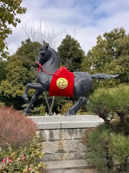 誉田八幡宮の{uncategorized: "未分類", other: "その他", undefined: "問題あり", building: "その他建物", grave: "お墓", sacred_gate: "鳥居", guardian: "狛犬", statue: "像", buddha: "仏像", history: "歴史", nature: "自然", garden: "庭園", animal: "動物", pagoda: "塔", temizu: "手水舎", mountain_gate: "山門・神門", sanctuary: "本殿・本堂", subordinate: "末社・摂社", art: "芸術", scenery: "景色", jizo: "地蔵", ema: "絵馬", goshuin: "御朱印", omikuji: "おみくじ", items: "授与品その他", amulet: "お守り", goshuincho: "御朱印帳", eats: "食事", festival: "お祭り", votive_dance: "神楽", shichigosan: "七五三参", wedding: "結婚式", experience: "体験その他", initially: "初詣", around: "周辺", anti_infection: "感染症対策"}