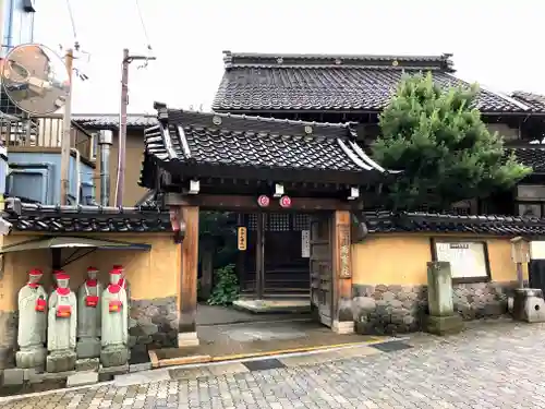 雨寶院の山門