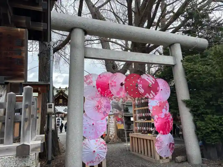 札幌諏訪神社の{uncategorized: "未分類", other: "その他", undefined: "問題あり", building: "その他建物", grave: "お墓", sacred_gate: "鳥居", guardian: "狛犬", statue: "像", buddha: "仏像", history: "歴史", nature: "自然", garden: "庭園", animal: "動物", pagoda: "塔", temizu: "手水舎", mountain_gate: "山門・神門", sanctuary: "本殿・本堂", subordinate: "末社・摂社", art: "芸術", scenery: "景色", jizo: "地蔵", ema: "絵馬", goshuin: "御朱印", omikuji: "おみくじ", items: "授与品その他", amulet: "お守り", goshuincho: "御朱印帳", eats: "食事", festival: "お祭り", votive_dance: "神楽", shichigosan: "七五三参", wedding: "結婚式", experience: "体験その他", initially: "初詣", around: "周辺", anti_infection: "感染症対策"}