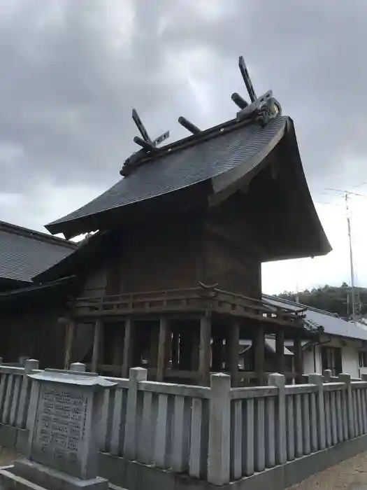 鷹日神社の本殿