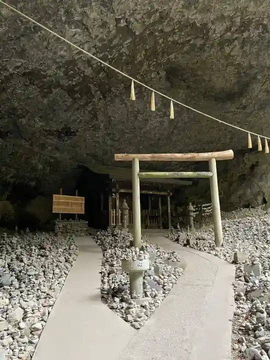 天安河原宮の{uncategorized: "未分類", other: "その他", undefined: "問題あり", building: "その他建物", grave: "お墓", sacred_gate: "鳥居", guardian: "狛犬", statue: "像", buddha: "仏像", history: "歴史", nature: "自然", garden: "庭園", animal: "動物", pagoda: "塔", temizu: "手水舎", mountain_gate: "山門・神門", sanctuary: "本殿・本堂", subordinate: "末社・摂社", art: "芸術", scenery: "景色", jizo: "地蔵", ema: "絵馬", goshuin: "御朱印", omikuji: "おみくじ", items: "授与品その他", amulet: "お守り", goshuincho: "御朱印帳", eats: "食事", festival: "お祭り", votive_dance: "神楽", shichigosan: "七五三参", wedding: "結婚式", experience: "体験その他", initially: "初詣", around: "周辺", anti_infection: "感染症対策"}