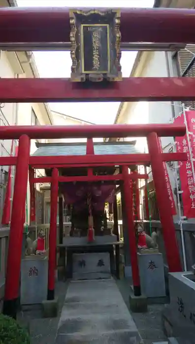 東陽繁出世稲荷神社の鳥居