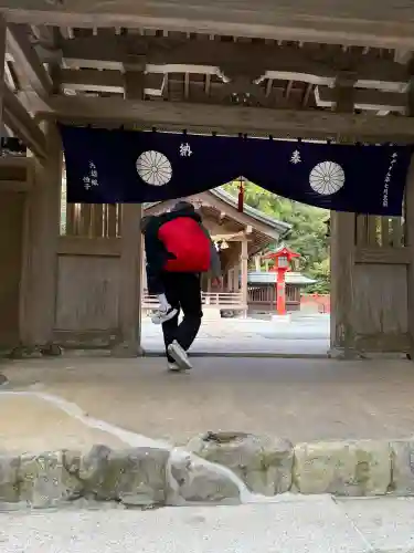 宗像大社中津宮の{uncategorized: "未分類", other: "その他", undefined: "問題あり", building: "その他建物", grave: "お墓", sacred_gate: "鳥居", guardian: "狛犬", statue: "像", buddha: "仏像", history: "歴史", nature: "自然", garden: "庭園", animal: "動物", pagoda: "塔", temizu: "手水舎", mountain_gate: "山門・神門", sanctuary: "本殿・本堂", subordinate: "末社・摂社", art: "芸術", scenery: "景色", jizo: "地蔵", ema: "絵馬", goshuin: "御朱印", omikuji: "おみくじ", items: "授与品その他", amulet: "お守り", goshuincho: "御朱印帳", eats: "食事", festival: "お祭り", votive_dance: "神楽", shichigosan: "七五三参", wedding: "結婚式", experience: "体験その他", initially: "初詣", around: "周辺", anti_infection: "感染症対策"}