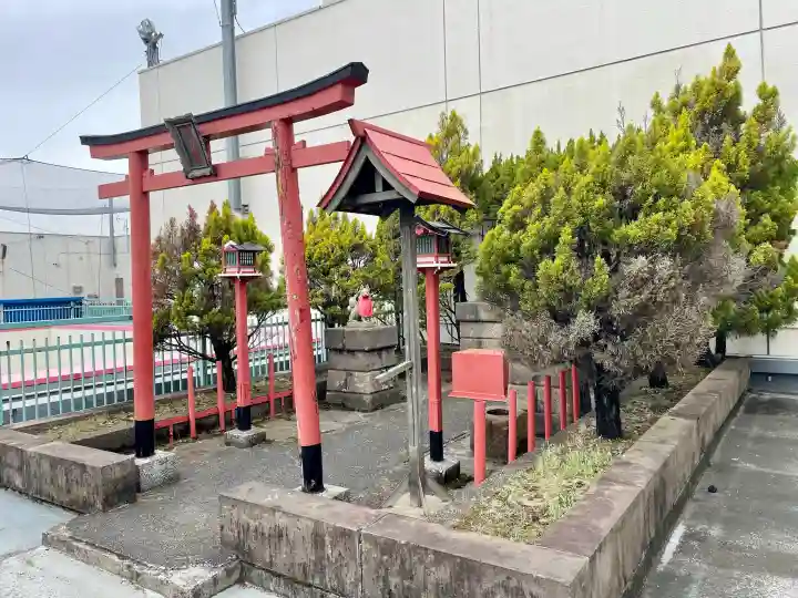 豊川稲荷(藤沢さいか屋)の{uncategorized: "未分類", other: "その他", undefined: "問題あり", building: "その他建物", grave: "お墓", sacred_gate: "鳥居", guardian: "狛犬", statue: "像", buddha: "仏像", history: "歴史", nature: "自然", garden: "庭園", animal: "動物", pagoda: "塔", temizu: "手水舎", mountain_gate: "山門・神門", sanctuary: "本殿・本堂", subordinate: "末社・摂社", art: "芸術", scenery: "景色", jizo: "地蔵", ema: "絵馬", goshuin: "御朱印", omikuji: "おみくじ", items: "授与品その他", amulet: "お守り", goshuincho: "御朱印帳", eats: "食事", festival: "お祭り", votive_dance: "神楽", shichigosan: "七五三参", wedding: "結婚式", experience: "体験その他", initially: "初詣", around: "周辺", anti_infection: "感染症対策"}