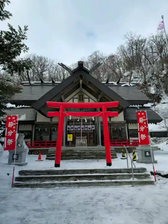 網走三吉神社の{uncategorized: "未分類", other: "その他", undefined: "問題あり", building: "その他建物", grave: "お墓", sacred_gate: "鳥居", guardian: "狛犬", statue: "像", buddha: "仏像", history: "歴史", nature: "自然", garden: "庭園", animal: "動物", pagoda: "塔", temizu: "手水舎", mountain_gate: "山門・神門", sanctuary: "本殿・本堂", subordinate: "末社・摂社", art: "芸術", scenery: "景色", jizo: "地蔵", ema: "絵馬", goshuin: "御朱印", omikuji: "おみくじ", items: "授与品その他", amulet: "お守り", goshuincho: "御朱印帳", eats: "食事", festival: "お祭り", votive_dance: "神楽", shichigosan: "七五三参", wedding: "結婚式", experience: "体験その他", initially: "初詣", around: "周辺", anti_infection: "感染症対策"}