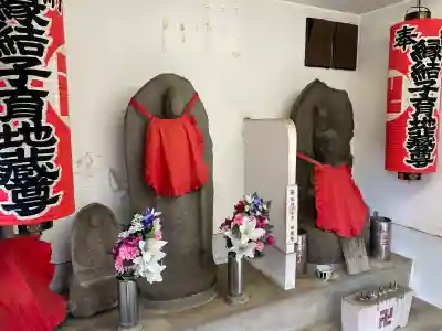 縁結び子育地蔵尊の{uncategorized: "未分類", other: "その他", undefined: "問題あり", building: "その他建物", grave: "お墓", sacred_gate: "鳥居", guardian: "狛犬", statue: "像", buddha: "仏像", history: "歴史", nature: "自然", garden: "庭園", animal: "動物", pagoda: "塔", temizu: "手水舎", mountain_gate: "山門・神門", sanctuary: "本殿・本堂", subordinate: "末社・摂社", art: "芸術", scenery: "景色", jizo: "地蔵", ema: "絵馬", goshuin: "御朱印", omikuji: "おみくじ", items: "授与品その他", amulet: "お守り", goshuincho: "御朱印帳", eats: "食事", festival: "お祭り", votive_dance: "神楽", shichigosan: "七五三参", wedding: "結婚式", experience: "体験その他", initially: "初詣", around: "周辺", anti_infection: "感染症対策"}