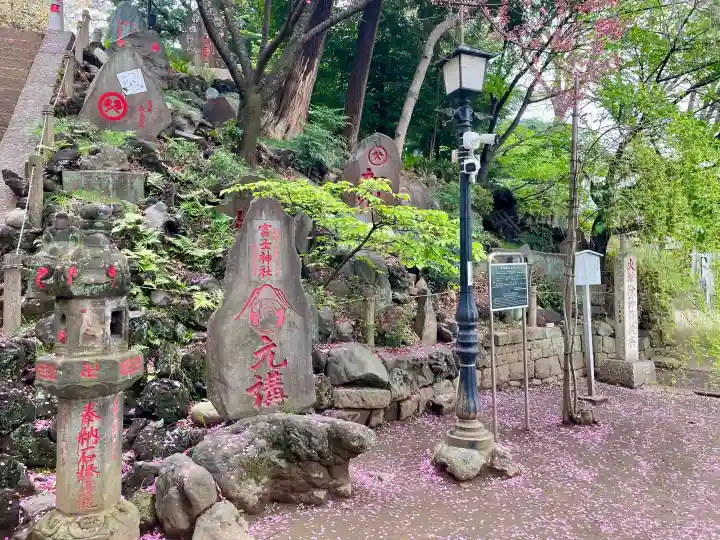 駒込富士神社の{uncategorized: "未分類", other: "その他", undefined: "問題あり", building: "その他建物", grave: "お墓", sacred_gate: "鳥居", guardian: "狛犬", statue: "像", buddha: "仏像", history: "歴史", nature: "自然", garden: "庭園", animal: "動物", pagoda: "塔", temizu: "手水舎", mountain_gate: "山門・神門", sanctuary: "本殿・本堂", subordinate: "末社・摂社", art: "芸術", scenery: "景色", jizo: "地蔵", ema: "絵馬", goshuin: "御朱印", omikuji: "おみくじ", items: "授与品その他", amulet: "お守り", goshuincho: "御朱印帳", eats: "食事", festival: "お祭り", votive_dance: "神楽", shichigosan: "七五三参", wedding: "結婚式", experience: "体験その他", initially: "初詣", around: "周辺", anti_infection: "感染症対策"}