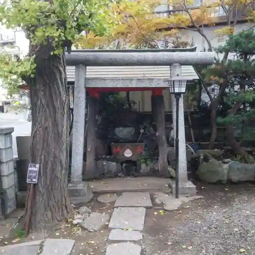 於玉稲荷神社の鳥居