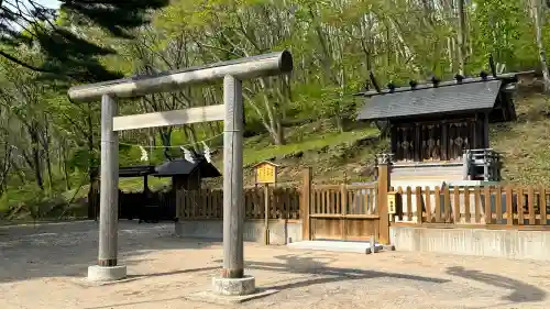 石崎地主海神社の{uncategorized: "未分類", other: "その他", undefined: "問題あり", building: "その他建物", grave: "お墓", sacred_gate: "鳥居", guardian: "狛犬", statue: "像", buddha: "仏像", history: "歴史", nature: "自然", garden: "庭園", animal: "動物", pagoda: "塔", temizu: "手水舎", mountain_gate: "山門・神門", sanctuary: "本殿・本堂", subordinate: "末社・摂社", art: "芸術", scenery: "景色", jizo: "地蔵", ema: "絵馬", goshuin: "御朱印", omikuji: "おみくじ", items: "授与品その他", amulet: "お守り", goshuincho: "御朱印帳", eats: "食事", festival: "お祭り", votive_dance: "神楽", shichigosan: "七五三参", wedding: "結婚式", experience: "体験その他", initially: "初詣", around: "周辺", anti_infection: "感染症対策"}