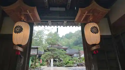 目の霊山　油山寺の山門