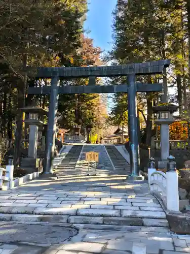 諏訪大社下社秋宮の{uncategorized: "未分類", other: "その他", undefined: "問題あり", building: "その他建物", grave: "お墓", sacred_gate: "鳥居", guardian: "狛犬", statue: "像", buddha: "仏像", history: "歴史", nature: "自然", garden: "庭園", animal: "動物", pagoda: "塔", temizu: "手水舎", mountain_gate: "山門・神門", sanctuary: "本殿・本堂", subordinate: "末社・摂社", art: "芸術", scenery: "景色", jizo: "地蔵", ema: "絵馬", goshuin: "御朱印", omikuji: "おみくじ", items: "授与品その他", amulet: "お守り", goshuincho: "御朱印帳", eats: "食事", festival: "お祭り", votive_dance: "神楽", shichigosan: "七五三参", wedding: "結婚式", experience: "体験その他", initially: "初詣", around: "周辺", anti_infection: "感染症対策"}