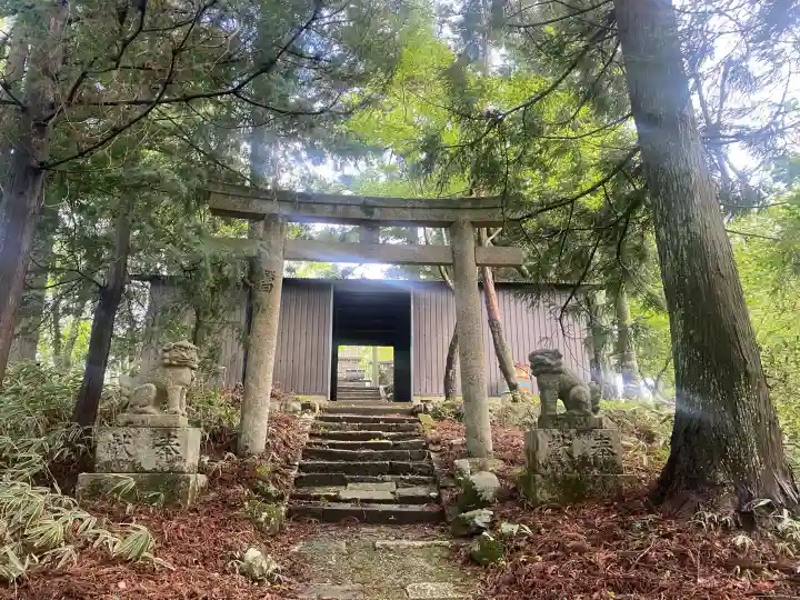 高龗神社の{uncategorized: "未分類", other: "その他", undefined: "問題あり", building: "その他建物", grave: "お墓", sacred_gate: "鳥居", guardian: "狛犬", statue: "像", buddha: "仏像", history: "歴史", nature: "自然", garden: "庭園", animal: "動物", pagoda: "塔", temizu: "手水舎", mountain_gate: "山門・神門", sanctuary: "本殿・本堂", subordinate: "末社・摂社", art: "芸術", scenery: "景色", jizo: "地蔵", ema: "絵馬", goshuin: "御朱印", omikuji: "おみくじ", items: "授与品その他", amulet: "お守り", goshuincho: "御朱印帳", eats: "食事", festival: "お祭り", votive_dance: "神楽", shichigosan: "七五三参", wedding: "結婚式", experience: "体験その他", initially: "初詣", around: "周辺", anti_infection: "感染症対策"}