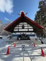 定山渓神社の{uncategorized: "未分類", other: "その他", undefined: "問題あり", building: "その他建物", grave: "お墓", sacred_gate: "鳥居", guardian: "狛犬", statue: "像", buddha: "仏像", history: "歴史", nature: "自然", garden: "庭園", animal: "動物", pagoda: "塔", temizu: "手水舎", mountain_gate: "山門・神門", sanctuary: "本殿・本堂", subordinate: "末社・摂社", art: "芸術", scenery: "景色", jizo: "地蔵", ema: "絵馬", goshuin: "御朱印", omikuji: "おみくじ", items: "授与品その他", amulet: "お守り", goshuincho: "御朱印帳", eats: "食事", festival: "お祭り", votive_dance: "神楽", shichigosan: "七五三参", wedding: "結婚式", experience: "体験その他", initially: "初詣", around: "周辺", anti_infection: "感染症対策"}