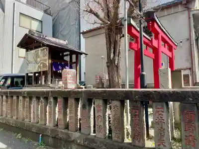 二ツ谷稲荷神社の{uncategorized: "未分類", other: "その他", undefined: "問題あり", building: "その他建物", grave: "お墓", sacred_gate: "鳥居", guardian: "狛犬", statue: "像", buddha: "仏像", history: "歴史", nature: "自然", garden: "庭園", animal: "動物", pagoda: "塔", temizu: "手水舎", mountain_gate: "山門・神門", sanctuary: "本殿・本堂", subordinate: "末社・摂社", art: "芸術", scenery: "景色", jizo: "地蔵", ema: "絵馬", goshuin: "御朱印", omikuji: "おみくじ", items: "授与品その他", amulet: "お守り", goshuincho: "御朱印帳", eats: "食事", festival: "お祭り", votive_dance: "神楽", shichigosan: "七五三参", wedding: "結婚式", experience: "体験その他", initially: "初詣", around: "周辺", anti_infection: "感染症対策"}