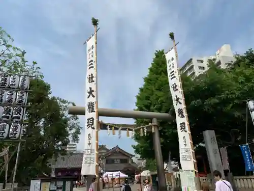 浅草神社の鳥居