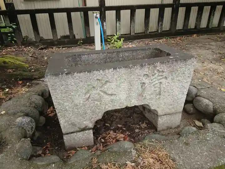 神明社の手水舎