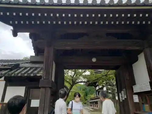 橘寺の山門