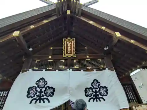 札幌諏訪神社の{uncategorized: "未分類", other: "その他", undefined: "問題あり", building: "その他建物", grave: "お墓", sacred_gate: "鳥居", guardian: "狛犬", statue: "像", buddha: "仏像", history: "歴史", nature: "自然", garden: "庭園", animal: "動物", pagoda: "塔", temizu: "手水舎", mountain_gate: "山門・神門", sanctuary: "本殿・本堂", subordinate: "末社・摂社", art: "芸術", scenery: "景色", jizo: "地蔵", ema: "絵馬", goshuin: "御朱印", omikuji: "おみくじ", items: "授与品その他", amulet: "お守り", goshuincho: "御朱印帳", eats: "食事", festival: "お祭り", votive_dance: "神楽", shichigosan: "七五三参", wedding: "結婚式", experience: "体験その他", initially: "初詣", around: "周辺", anti_infection: "感染症対策"}