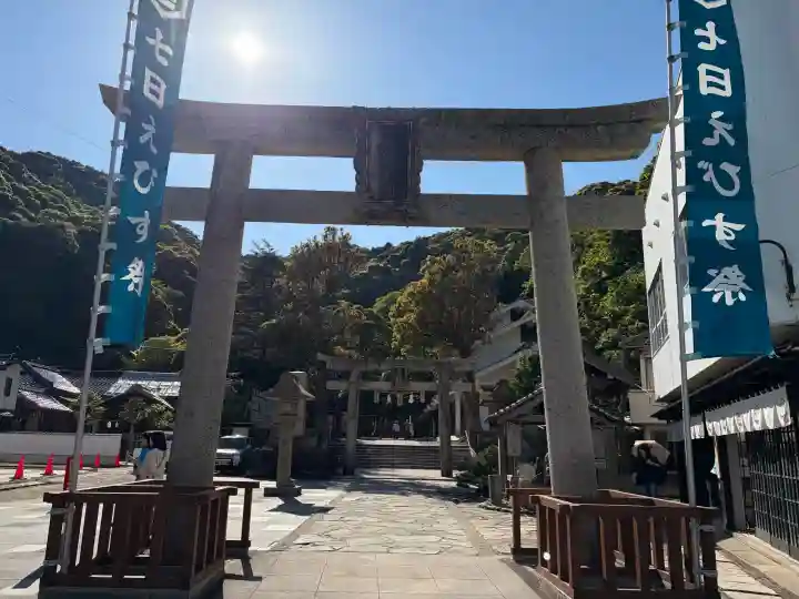 美保神社の{uncategorized: "未分類", other: "その他", undefined: "問題あり", building: "その他建物", grave: "お墓", sacred_gate: "鳥居", guardian: "狛犬", statue: "像", buddha: "仏像", history: "歴史", nature: "自然", garden: "庭園", animal: "動物", pagoda: "塔", temizu: "手水舎", mountain_gate: "山門・神門", sanctuary: "本殿・本堂", subordinate: "末社・摂社", art: "芸術", scenery: "景色", jizo: "地蔵", ema: "絵馬", goshuin: "御朱印", omikuji: "おみくじ", items: "授与品その他", amulet: "お守り", goshuincho: "御朱印帳", eats: "食事", festival: "お祭り", votive_dance: "神楽", shichigosan: "七五三参", wedding: "結婚式", experience: "体験その他", initially: "初詣", around: "周辺", anti_infection: "感染症対策"}