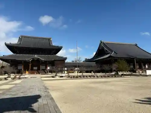 本山専修寺の{uncategorized: "未分類", other: "その他", undefined: "問題あり", building: "その他建物", grave: "お墓", sacred_gate: "鳥居", guardian: "狛犬", statue: "像", buddha: "仏像", history: "歴史", nature: "自然", garden: "庭園", animal: "動物", pagoda: "塔", temizu: "手水舎", mountain_gate: "山門・神門", sanctuary: "本殿・本堂", subordinate: "末社・摂社", art: "芸術", scenery: "景色", jizo: "地蔵", ema: "絵馬", goshuin: "御朱印", omikuji: "おみくじ", items: "授与品その他", amulet: "お守り", goshuincho: "御朱印帳", eats: "食事", festival: "お祭り", votive_dance: "神楽", shichigosan: "七五三参", wedding: "結婚式", experience: "体験その他", initially: "初詣", around: "周辺", anti_infection: "感染症対策"}