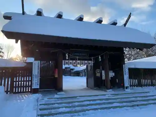 札幌護國神社の山門・神門