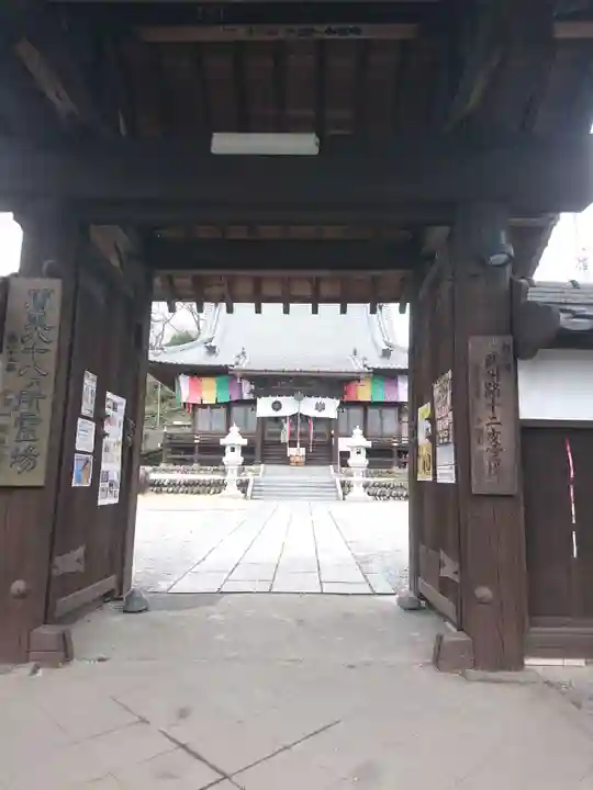 埼玉厄除け開運大師・龍泉寺(切り絵御朱印発祥の寺)の山門・神門